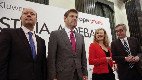 El ministro Rafael Catalá, con el portavoz socialista de Justicia, Juan Carlos Campo, en un acto este mes de febrero en Madrid.