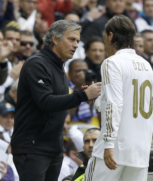 Mourinho y Özil, en un partido del Real Madrid. 