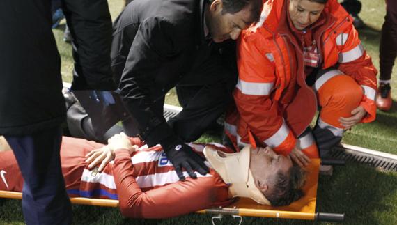 Las asistencias médicas retiran a Fernando Torres del campo. 