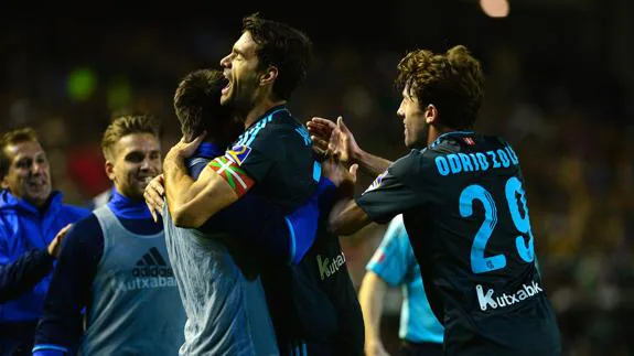 Xabi Prieto (c) celebra uno de sus dos goles en el Villamarín.