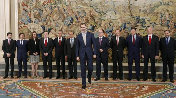 El rey Felipe VI posa para la foto de familia con los miembros del Comité de Dirección de Iberia.