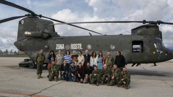 El reparto de 'Zona hostil', junto los militares españoles que estuvieron en Afganistán.