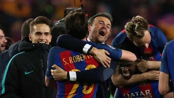 Luis Enrique festeja la victoria con Sergi Roberto. 