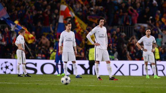 Los jugadores del PSG miran incrédulos el balón. 