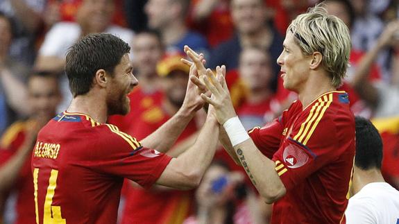 Xabi Alonso y Fernando Torres, durante un partido con la selección española. 