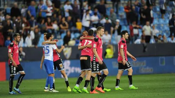 Los jugadores del Alavés celebran su victoria en Málaga. 
