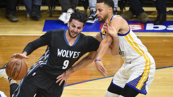 Ricky Rubio disputa el balón con Stephen Curry, de los Warriors.