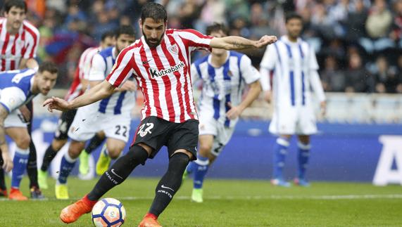 Raúl García lanza el penalti del primer gol del Athletic.