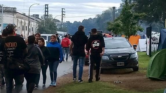 Llegada de jóvenes al concierto del cantante indio Solari.