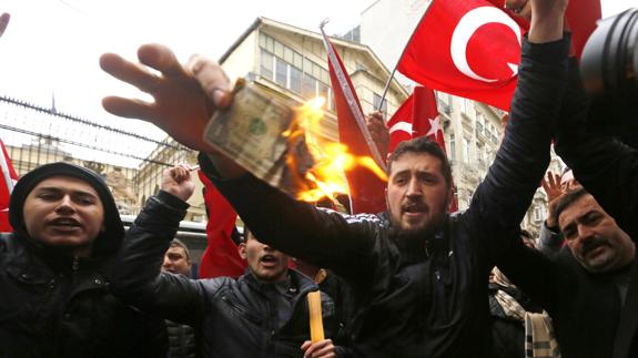 Manifestación en Estambul contra la decisión de Holanda.