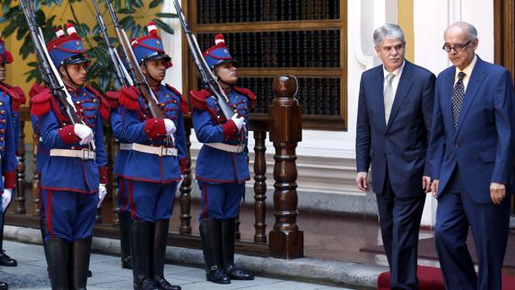 El ministro de Exteriores, Alfonso Dastis (i) junto a su homólogo peruano, Ricardo Luna.