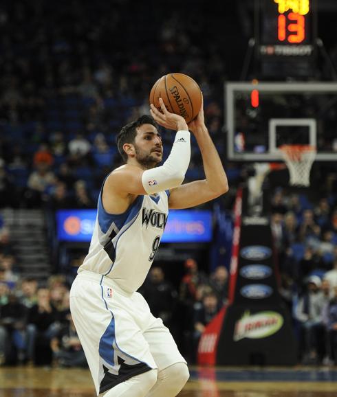 Ricky Rubio lanza a canasta en un partido. 