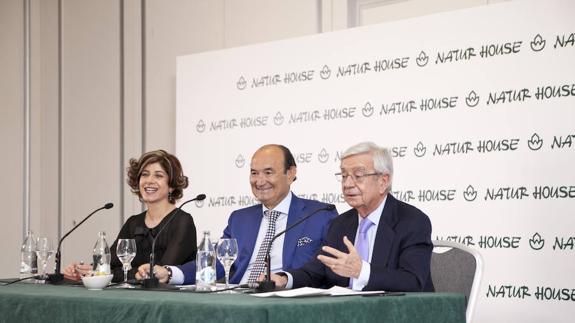 Azucena González, franquiciada de Naturhouse; Félix Revuelta, presidente y fundador de la compañia y Rafael Ansón, presidente de la Real Academia de Gastronomía.