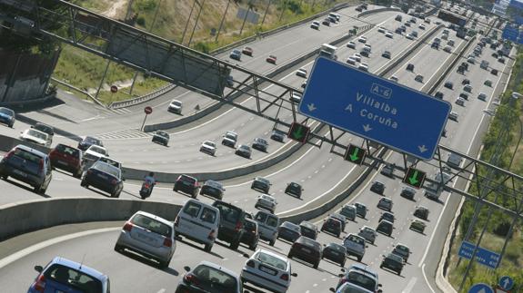 Coches circulando por la A-6.