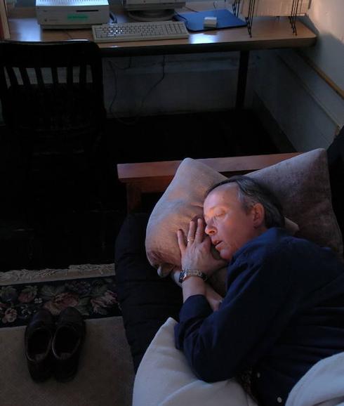 Wayne Worcestor, enfermo de Narcolepsia, toma una siesta en su oficina de la Universidad de Connecticut. 