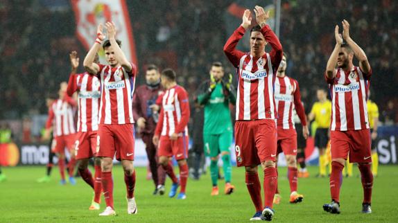 Los jugadores del Atlético, tras el partido en Leverkusen. 