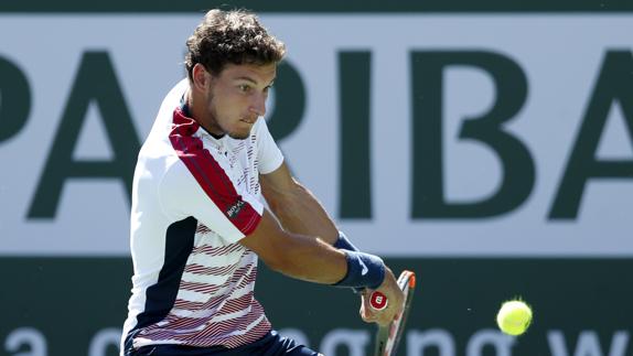 Pablo Carreño golpea la bola en el partido ante Wawrinka. 