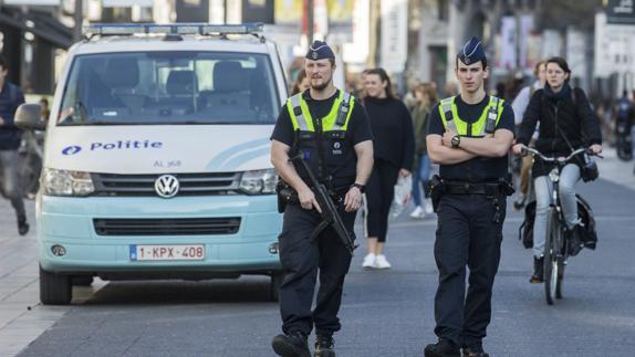 Policías patrullan Amberes.