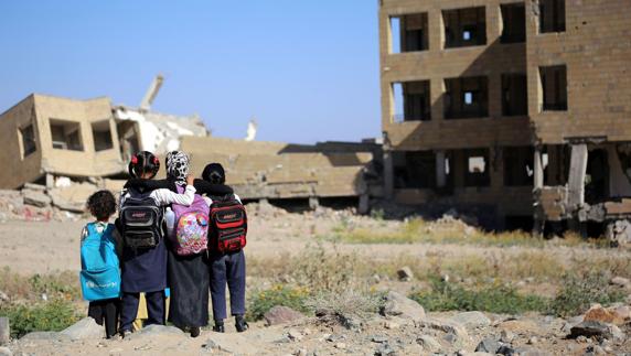 Cuatro niñas yemeníes observan los restos de una escuela en la ciudad de Taez. 