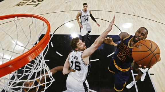 Pau Gasol defiende una entrada de LeBron James. 