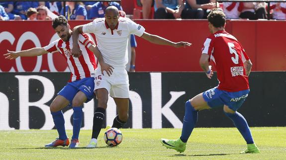 El sevillista N'Zonzi (c) lucha un balón con Roberto Canella (i) y Fernando Amorebieta (d).