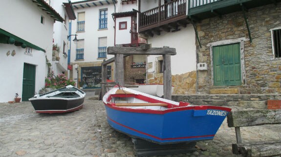 Barcas de pesca entre las calles de Tazones, Asturias