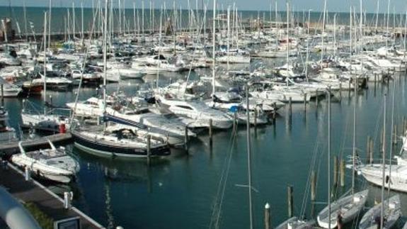 Una mujer tira al mar una maleta con el cadáver de su hija anoréxica