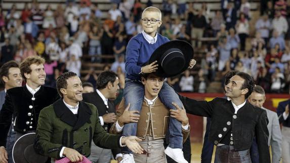 Adrián Hinojosa, llevado a hombros por los toreros. 