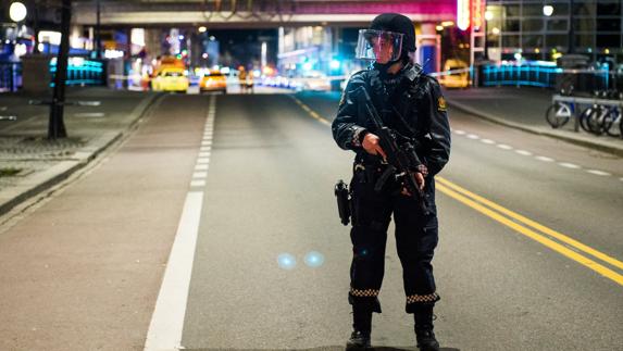 Un policía vigila la zona de la detonación. 