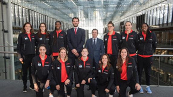 El presidente de la FEB, Jorge Garbajosa, y el de Endesa, Borja Prado, con la selección femenina. 