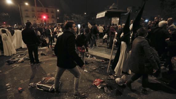 Nazarenos de La Esperanza de Triana ante el descontrol tras sufrir una estampida.