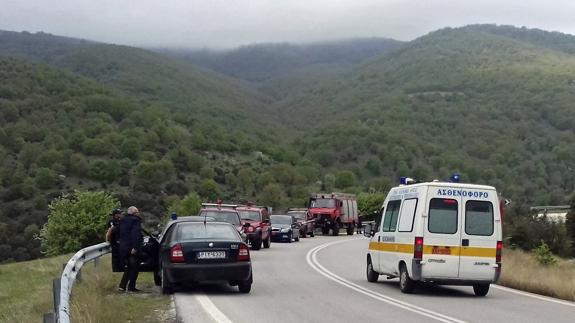 Equipo de rescate en en la zona montañosa de Sarantaporo.