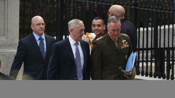 James Mattis (c), tras la reunión en la Casa Blanca sobre Corea del Norte.