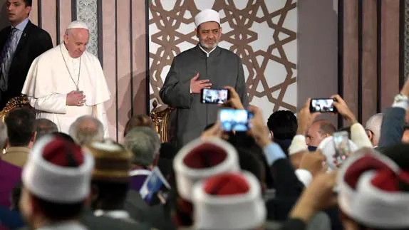 El papa Francisco, junto al jeque de Al Azharen, Ahmed al Tayeb.