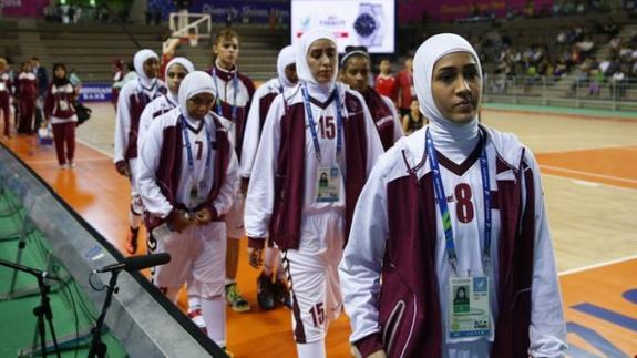 La selección femenina de baloncesto de Catar se retira de una cancha por no permitir a sus jugadoras el velo. 