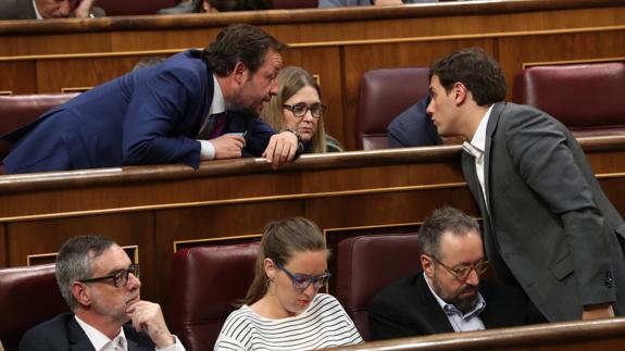 El líder de Ciudadanos, Albert Rivera, conversa con el diputado de su partido Francisco de la Torre. 