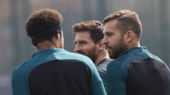 Jordi Alba, junto a Neymar y Messi. 