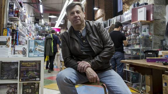 Pacheco posa en la librería madrileña 'Generación X Puebla'. 