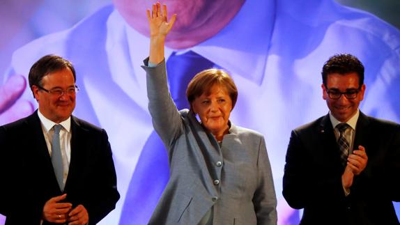 Merkel saluda durante un acto de su partido. 