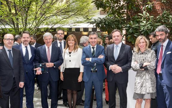 Santiago Bergareche (3i), presidente de Vocento, posa con el galardón.