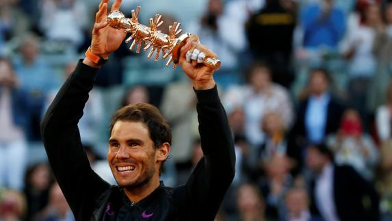 Rafa Nadal, con el trofeo. 