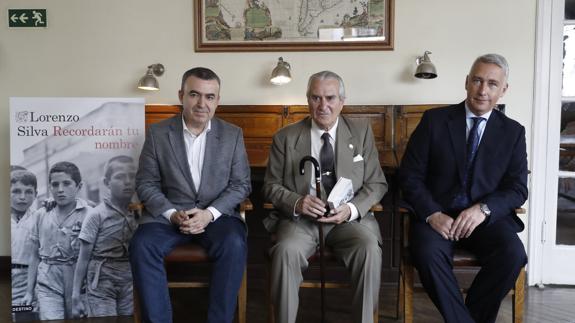 Lorenzo Silva (i), junto a José Antonio Cobreros (c) y Lorenzo Rubio, nieto y bisnieto de José Aranguren.