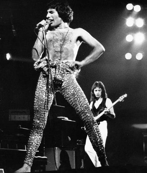 Freddie Mercury y, al fondo, John Deacon.