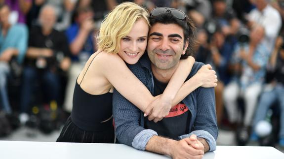 Diane Kruger abraza al director Fatih Akin.