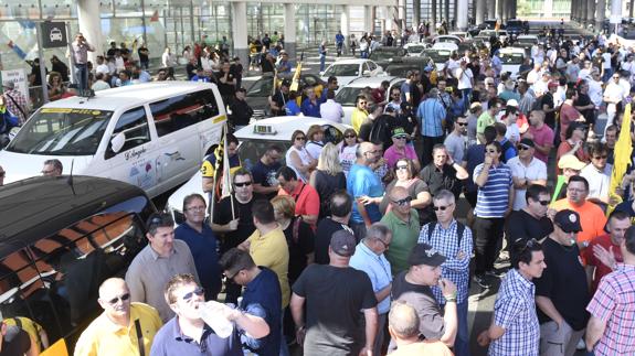 Huelga de taxistas en la estación de Atocha en Madrid.