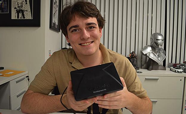 Palmer Luckey con una sgafas Oculus Rift.