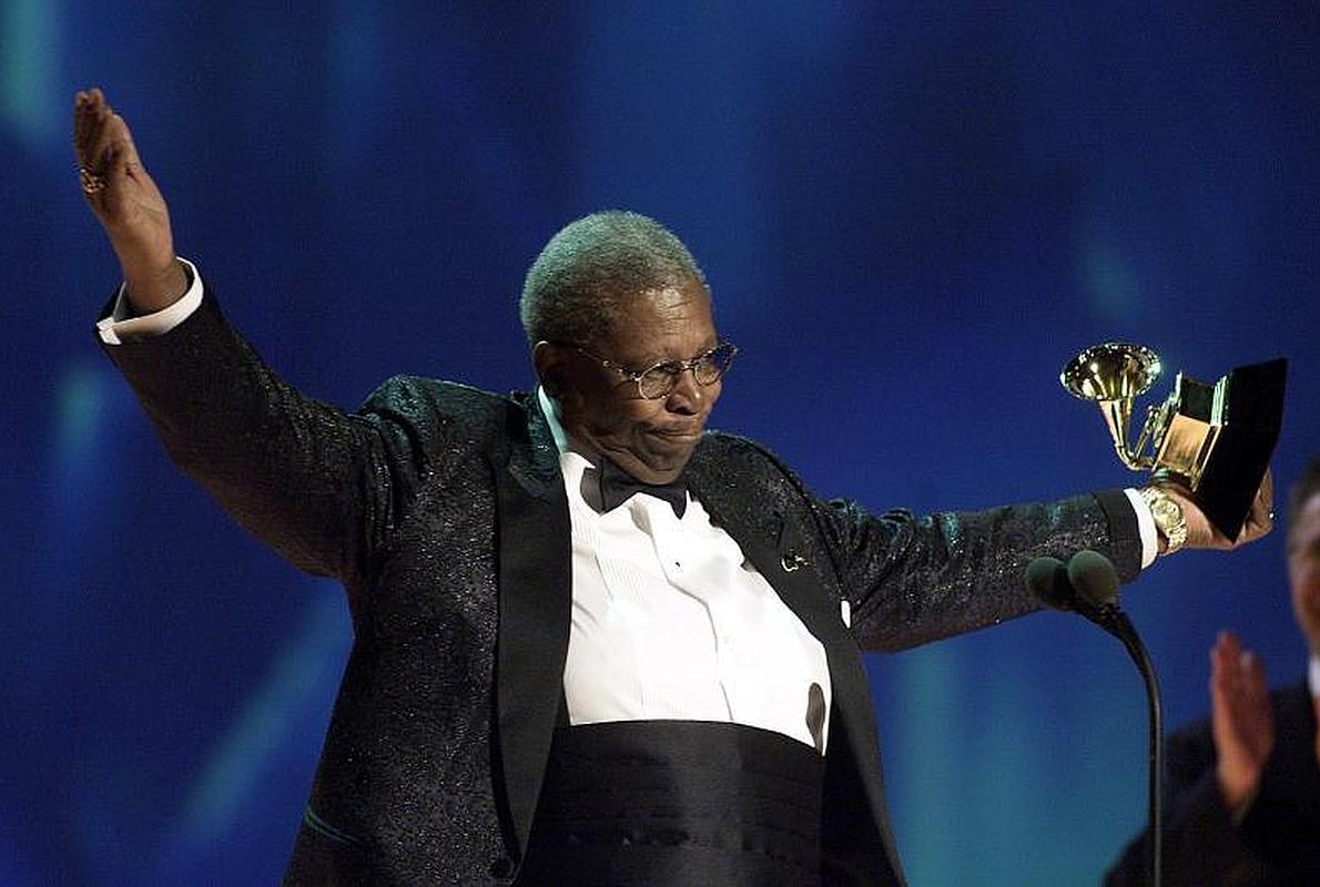 B. B. King, durante un concierto en 1998.