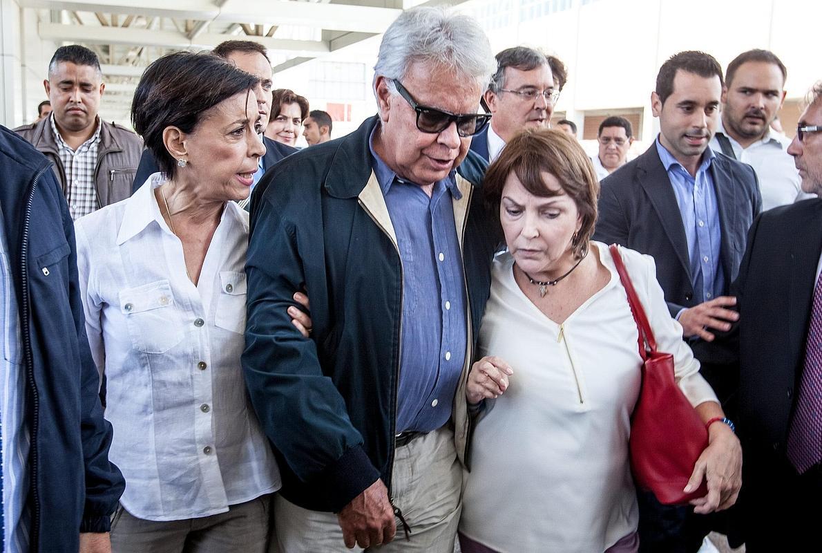 Felipe González, acompañado por Mitzi Capriles y María Antonieta de López.