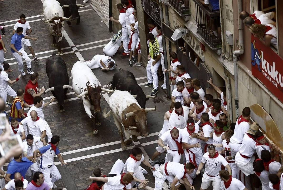 Primer encierro de los sanfermines, protagonizado por toros de la ganadería de Jandilla. 