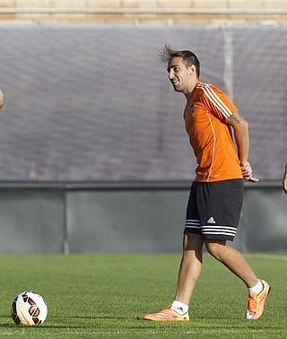 Alcácer empieza a tocar balón